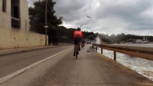 Tistale pršica v zraku je sedla ravno na Bojanovo kolo !