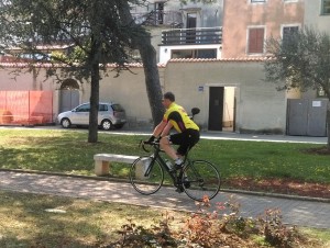 Demonstracija lepe drže v parkurju.