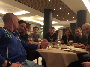 Zbrani pri večerji.